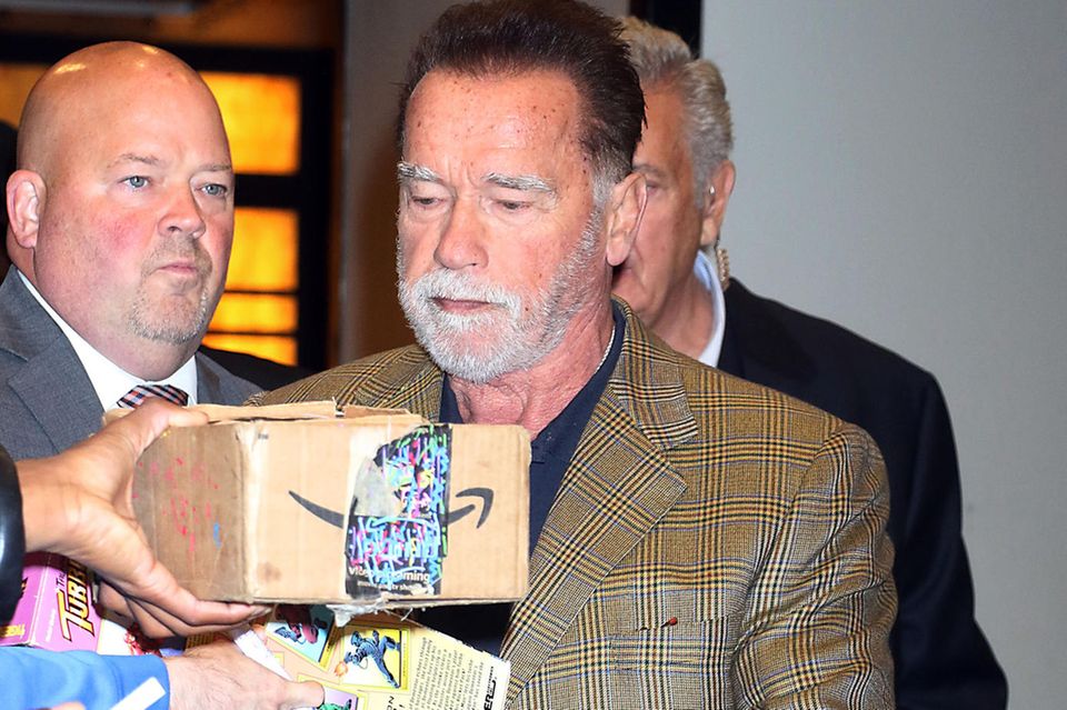 Arnold Schwarzenegger, hier mit erlaubter Ware, die ihm Fans schenken