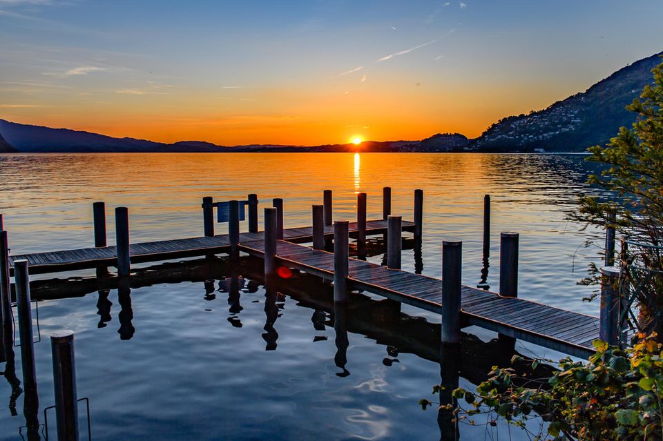 Anleger für Ausflüge zu Wasser bei Sonnenuntergang