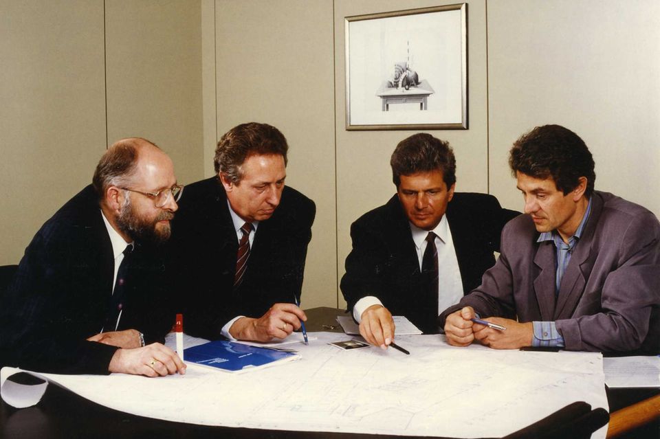 April 1972: Fünf ehemalige IBM-Mitarbeiter treffen sich in der badischen Provinzstadt Weinheim, um ein IT-Unternehmen zu gründen, das sie zu reichen Männern machen wird. Claus Wellenreuther, Hans-Werner Hector, Klaus Tschira, Dietmar Hopp und Hasso Plattner gründen die Systemanalyse Programmentwicklung GbR. Ihre Vision: Sie wollen eine Software entwickeln, die alle Geschäftsprozesse eines Unternehmens abrufen kann und Daten in Echtzeit verfügbar macht. Über die Jahre wächst aus dieser Idee der Weltkonzern SAP. Das Kürzel steht für „Systeme, Anwendungen und Produkte in der Datenverarbeitung“. Das Foto zeigt vier der fünf Gründer 1988: Tschira, Hector, Hopp und Plattner (von links).