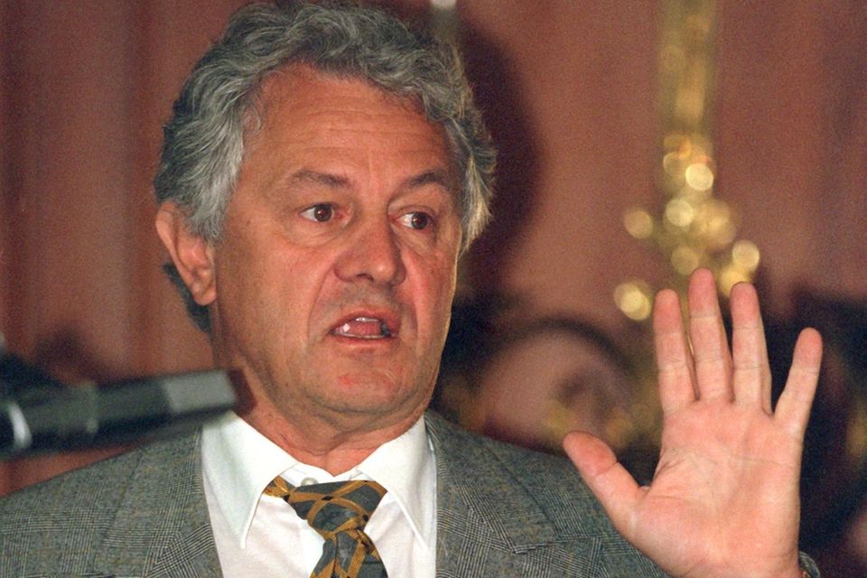 Oktober 1999: Bei der Vorstellung der Quartalszahlen muss Plattner als SAP-Vorstandssprecher ungewohnt schlechte Nachrichten verkünden. Der erfolgsverwöhnte Softwarehersteller hat in den ersten neun Monaten des Jahres einen massiven Gewinneinbruch verzeichnet. „Selbst vor dem Hintergrund des gegenwärtig schwierigen Marktumfelds ist das Ergebnis für uns enttäuschend“, so Plattner. Im Vergleich zum Vorjahreszeitraum sind die Erträge um 24 Prozent abgesackt. Die Gründe: der für die Kunden teure Umstieg auf die neuen Online-Lösungen des Unternehmens und hunderte neue Mitarbeiter, die dafür nötig sind. Längere Zeit gibt es Gegenwind, schließlich geht die neue Strategie aber auf.