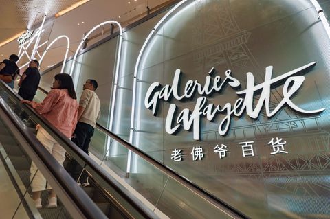 Kunden kaufen im kürzlich eröffneten Kaufhaus Galeries Lafayette in Chongqing ein