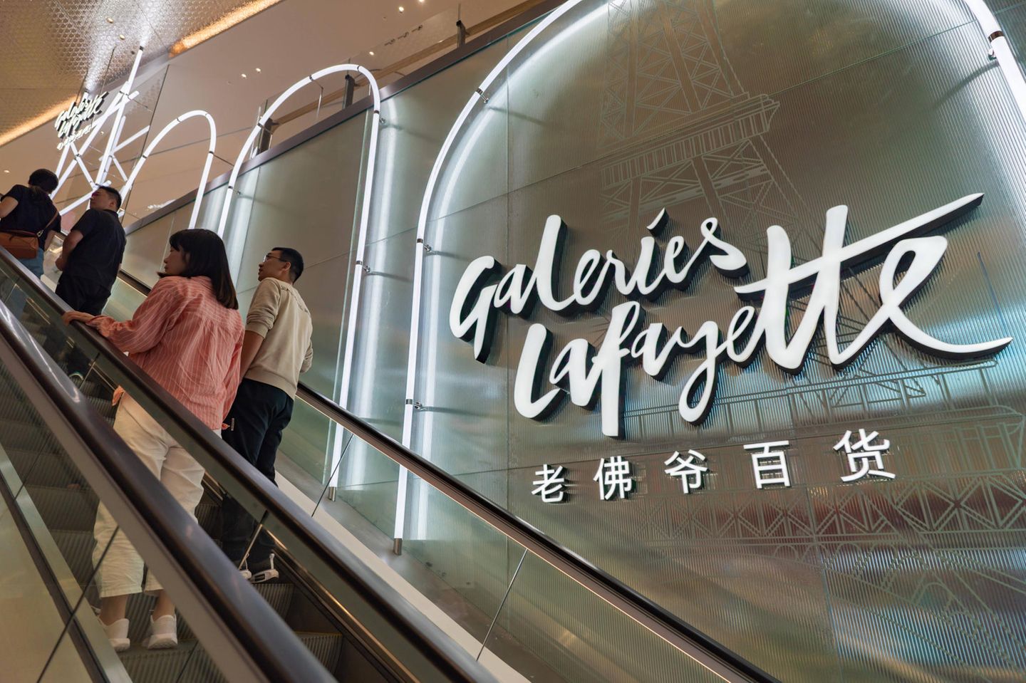 Kunden kaufen im kürzlich eröffneten Kaufhaus Galeries Lafayette in Chongqing ein