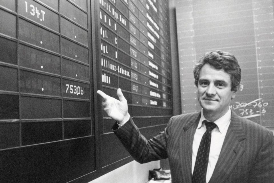 1988: Aus der SAP GmbH wird die SAP AG. Am 4. November werden 1,2 Millionen Aktien an den Wertpapierbörsen in Frankfurt und Stuttgart notiert. An diesem ersten Handelstag ist auch Hasso Plattner auf dem Parkett (Foto). Der Emissionspreis beträgt 750 DM pro Aktie. Seit damals legte die Aktie in der Spitze um mehr als 180.000 Prozent zu. SAP ist so das derzeit wertvollste Dax-Unternehmen Deutschlands und der drittgrößte Softwarekonzern der Welt geworden.