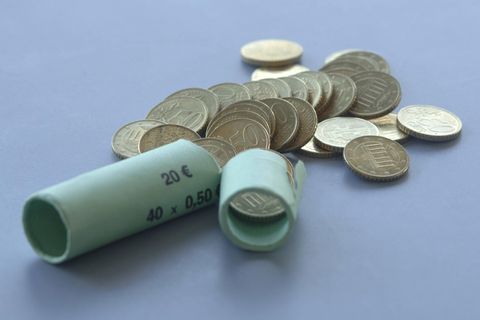 Münzen fallen aus einer 20-Euro-Münzrolle