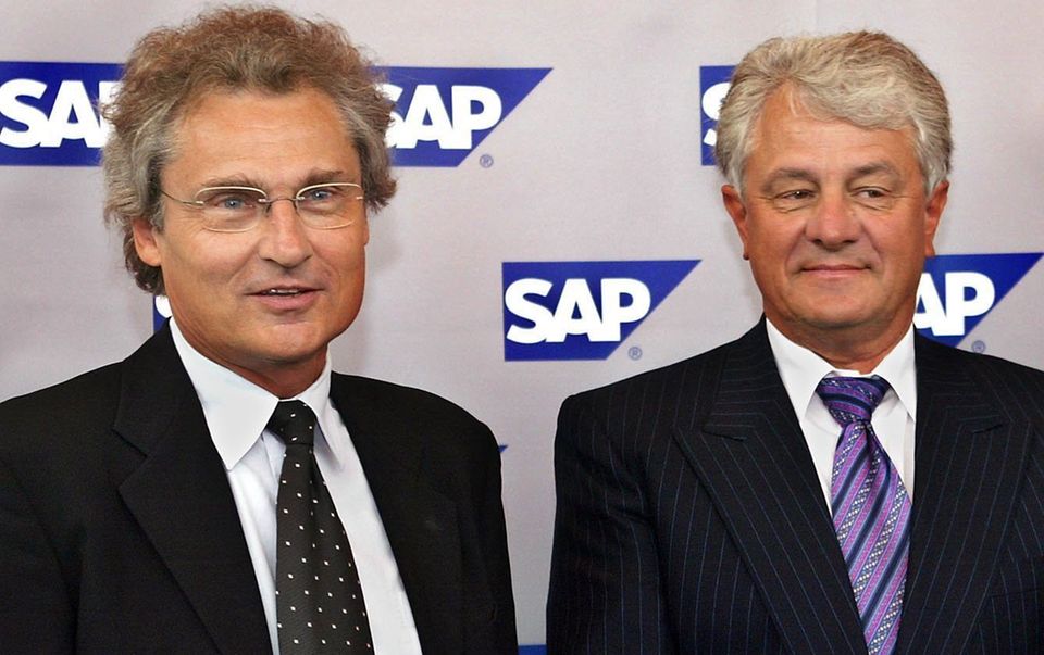 2003: Bei SAP endet eine Ära. Mit Hasso Plattner verlässt der letzte Firmenmitgründer den Vorstand. Es übernimmt das SAP-Urgestein Henning Kagermann (links). Plattner wird zum Vorsitzenden des Aufsichtsrats gewählt und zieht sich nach 31 Jahren aus dem Tagesgeschäft seines Unternehmens zurück.