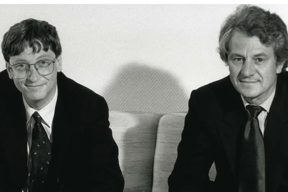 1993: Plattner und der Microsoft-Gründer Bill Gates (links) vereinbaren eine strategische Partnerschaft. Die SAP-Programme sollen besser mit den Windows-Systemen verbunden werden können. Im selben Jahr knackt SAP beim Umsatz die Milliardengrenze. Mittlerweile arbeiten 3600 Mitarbeiter für das Unternehmen im badischen Walldorf.
