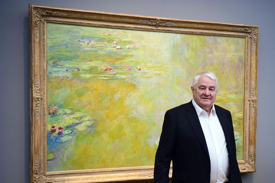 Hasso Plattner ist am 21. Januar 1944 geboren. Seine Kindheit und Jugend verbrachte er in Berlin-Grunewald und Konstanz. Nach dem Abitur 1963 studierte er an der Universität Karlsruhe Nachrichtentechnik. Seine Karriere begann Plattner 1968 bei IBM in Deutschland. Als SAP-Mitgründer und langjähriger Vorsitzender des Aufsichtsrats prägte er den Erfolg des Konzerns maßgeblich. Laut Forbes zählt er heute mit einem Vermögen von 10,2 Mrd. US-Dollar zu den reichsten 300 Menschen der Welt. Seitdem er sich aus dem Tagesgeschäft von SAP zurückgezogen hat, engagiert sich Plattner als Mäzen. In Potsdam etwa ließ er das im Zweiten Weltkrieg zerstörte Palais Barberini zum Museum wiederaufbauen – auf eigene Kosten. Das Foto zeigt ihn dort im Februar 2020 vor dem Bild „Der Seerosenteich“ von Monet, das während der Ausstellung „Monet.Orte“ zu sehen war.
