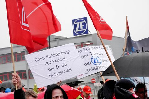 Mitarbeiter des Autozulieferers ZF demonstrieren gegen geplante Kündigungen