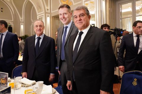 Bernd Reichart (Mitte) von der Sportmanagement-Firma A22 neben Florentino Perez (links), Präsident von Real Madrid, und Joan Laporta, Präsident des FC Barcelona