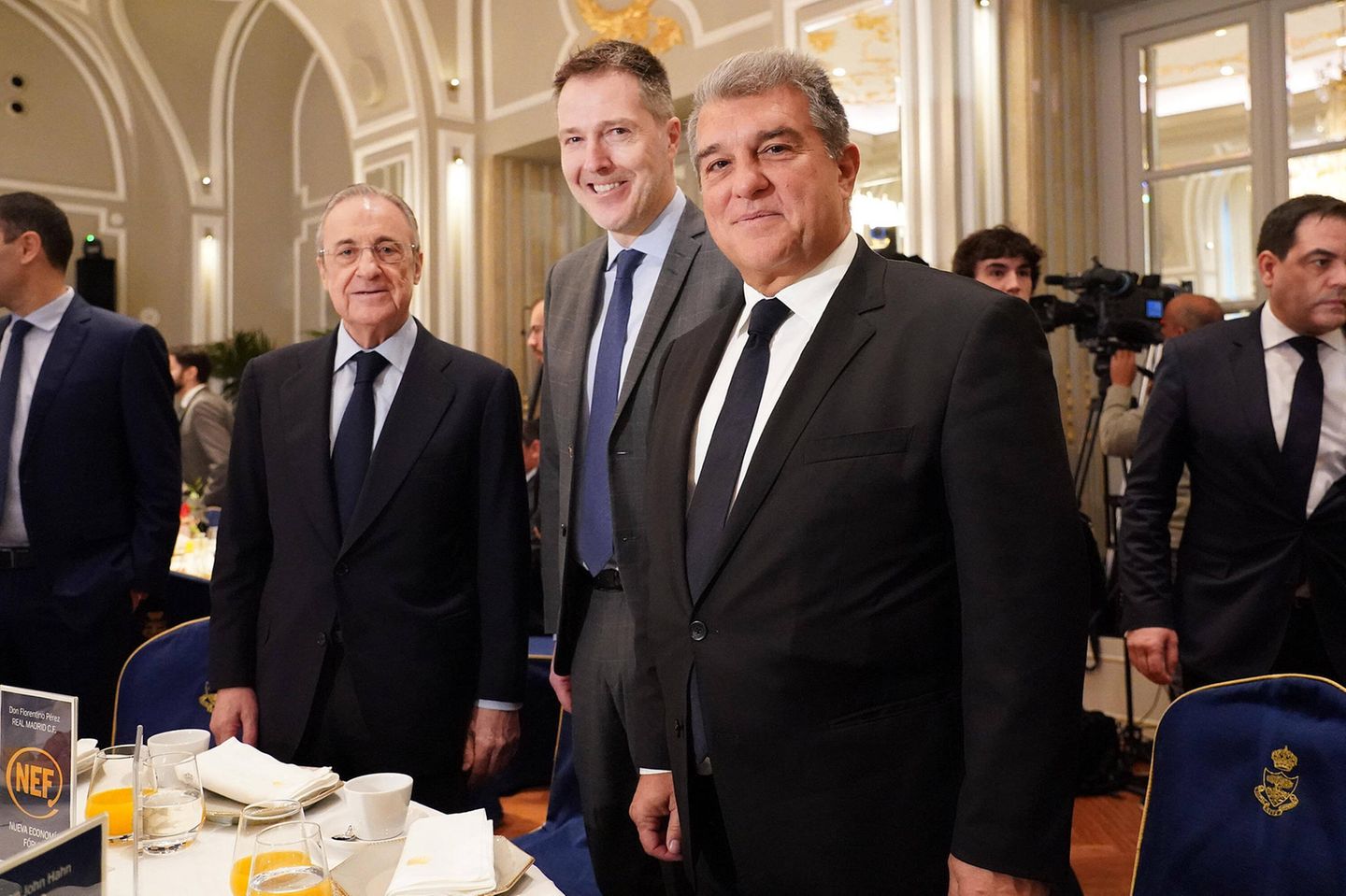 Bernd Reichart (Mitte) von der Sportmanagement-Firma A22 neben Florentino Perez (links), Präsident von Real Madrid, und Joan Laporta, Präsident des FC Barcelona