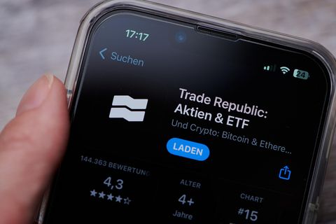 Ein Smartphone mit geöffneter Trade Republic App