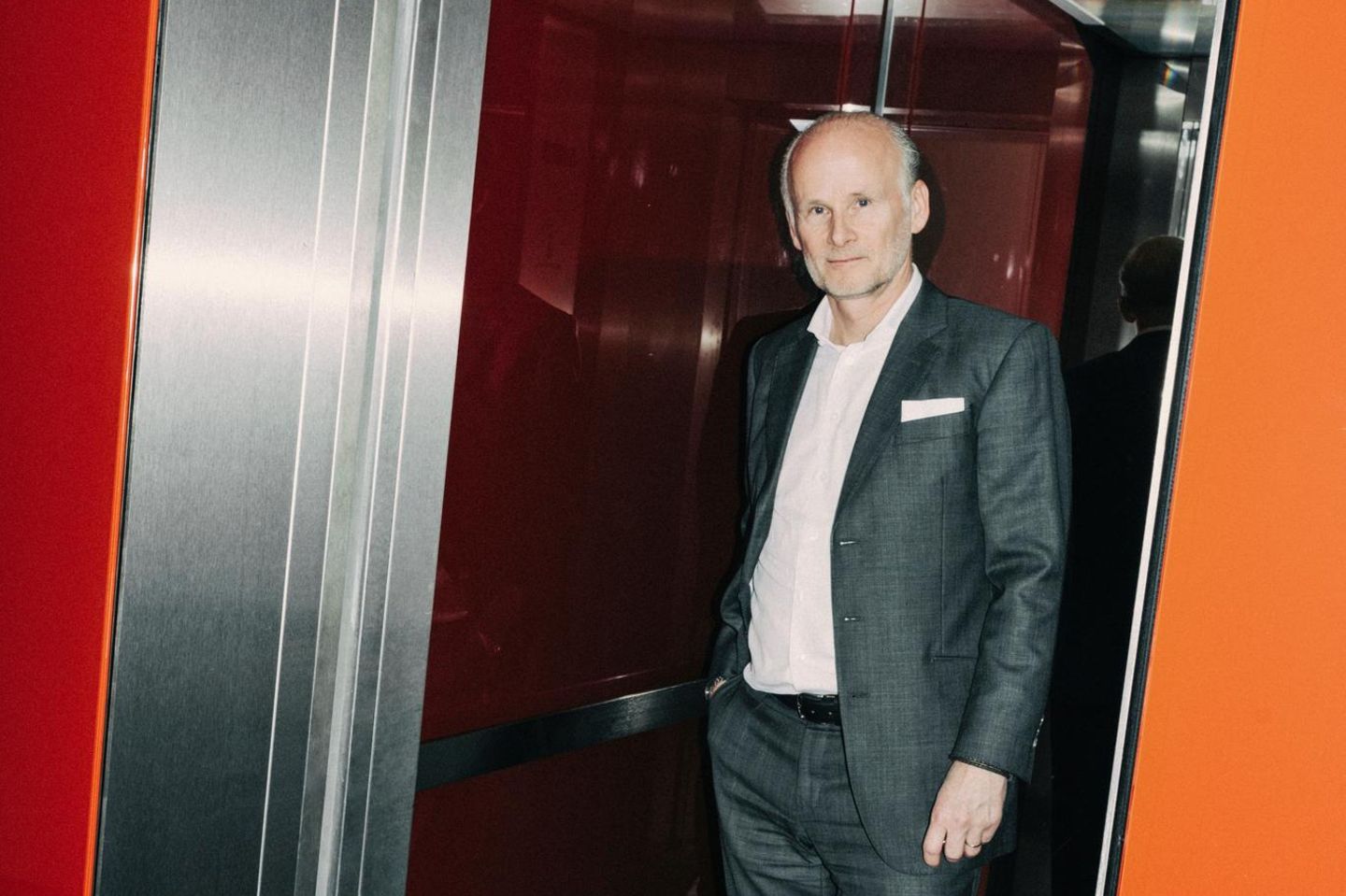 Berater und Coach Joachim Pawlik steht in einem Lift