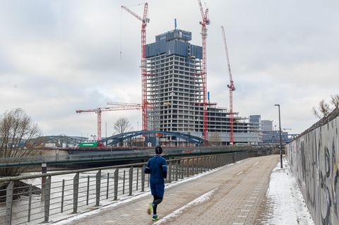 Seit Oktober ruhen die Bauarbeiten am Elbtower in Hamburg. Nach der Insolvenzserie in der Signa-Gruppe ist unklar, wie es mit dem Prestigeprojekt weitergeht