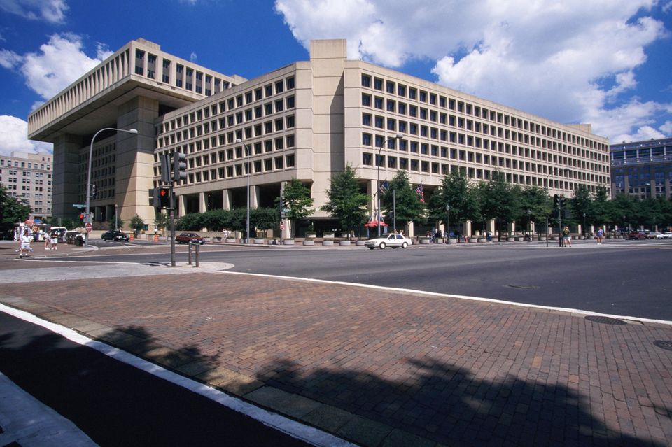 Nicht nur der Namensgeber, auch das Gebäude spaltet Beobachter Jahrzehnte später. Der Hauptsitz des FBI in der US-Hauptstadt trägt den Namen des ersten Direktors der Sicherheitsbehörde, J. Edgar Hoover. Zuvor hatte das FBI seinen Sitz im Justizministerium. Der Bau wurde nach langer Planungszeit 1975 eingeweiht. Ein Abriss scheiterte auch in diesem Fall an fehlenden Geldern. Dass die FBI-Zentrale als baufällig gilt, mag zu dem Ergebnis von 37,8 Prozent kritischen Posts beigetragen haben. 