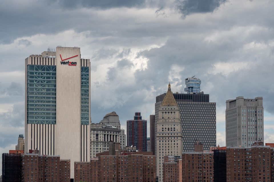 Das Verizon Building – auch New York Telephone Building oder The Barclay genannt – ist laut dem Ranking das hässlichste Gebäude Manhattans. Auch bei diesem Eintrag dürften die Meinungen auseinandergehen. Der Wolkenkratzer befindet sich im Finanzdistrikt und gehörte 1927 zu den ersten Art-Déco-Gebäuden in New York. Der ehemalige Firmensitz des Telekommunikationsunternehmens Verizon wurde bei den Terroranschlägen vom 11. September 2001 stark beschädigt und für mehr als eine Milliarde Dollar restauriert. 