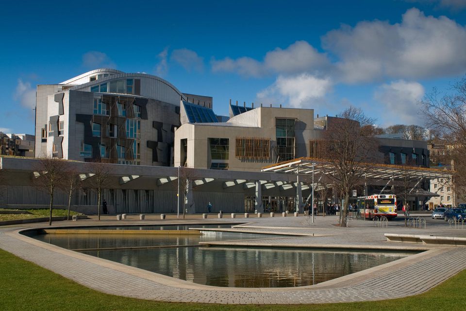 Auf Platz eins landete der Sitz des schottischen Parlaments in Edinburgh. Es war das einzige der untersuchten Gebäude, das mehr als 40 Prozent negative Tweets verzeichnete (42,1 Prozent). Buildworld monierte zehnmal höhere Baukosten und dass sich der Komplex nicht in die Umgebung einfügt.