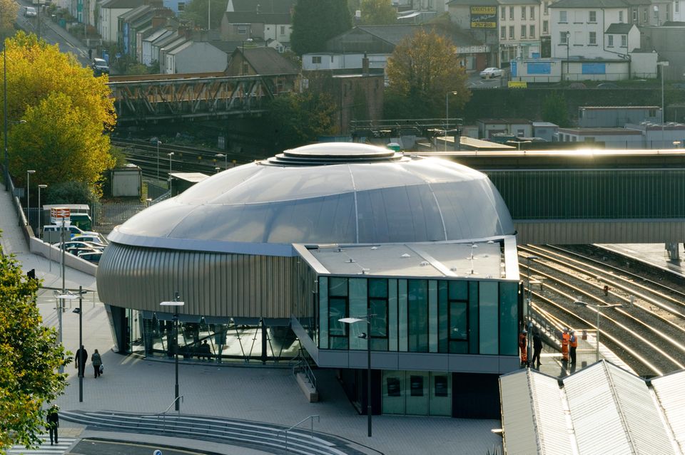 Gleich zwei britische Bahnhöfe wurden von Buildword unter den zehn hässlichsten Bauten der Welt verortet. Für das Gebäude in der City of Newport im Süden von Wales reichte es nach Meinung der Twitter-Nutzer sogar für den dritten Platz (25,7 Prozent). 