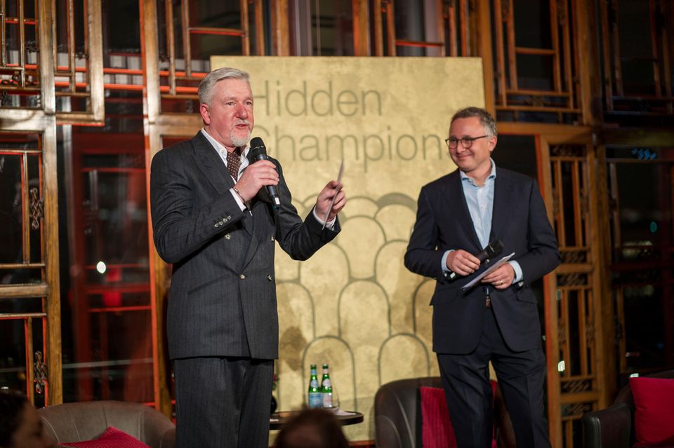 Gastgeber Professor Dietmar Fink (li.) und Capital-Chefredakteur Timo Pache begrüßen die Gäste des Champions Dinner im China Club Berlin.  
