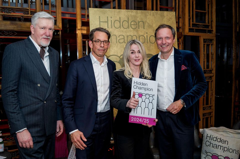 Zu Ehren der Hidden Champions wie Infront, Preisträger in der Kategorie Digitalisierung. Im Bild: Infront-Geschäftsführer Thomas Sindemann (zweiter von links) und Frank Deburba (rechts) zusammen mit den WGMB-Direktoren Dietmar Fink und Bianka Knoblach.    
