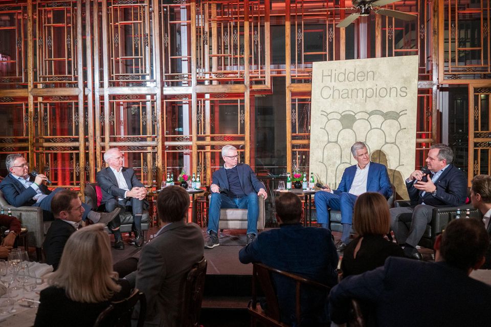 Talkrunde mit Timo Pache, Christian Horn von Horn & Company, Veit Schwinkendorf von Oliver Wyman, Andreas Rüter von AlixPartners und Darya van de Sandt-Nassehi von TMG Consultants (Preisträger in der Kategorie produzierende Industrie).