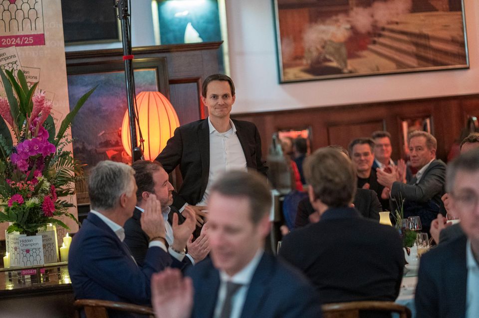 Vorstellung aller Sieger – hier im Bild: Marc-Felix Otto von The Advisory House (Preisträger in der Kategorie Energiewirtschaft).