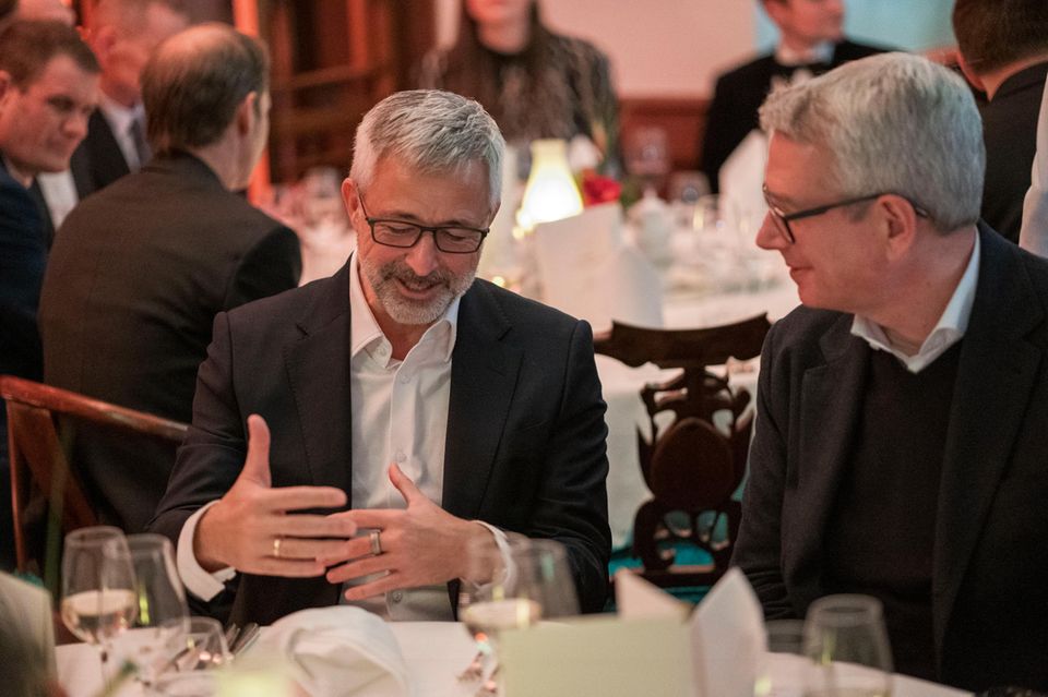 Angeregte Gespräche beim Dinner zwischen Karsten Schulze, Vorstand von FTI-Andersch (Preisträger in der Kategorie Restrukturierung), und Veit Schwinkendorf von Oliver Wyman.