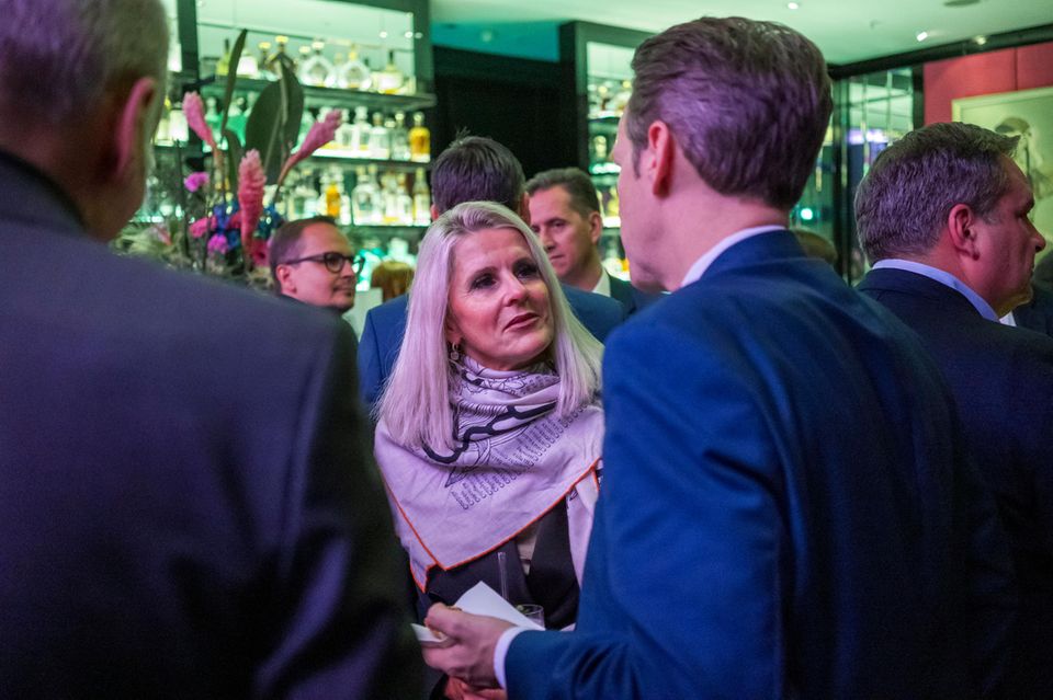 Gespräch an der Bar zwischen Viola Iskander von Iskander Business Partner (Preisträger in den Kategorien Customer Management und Innovation und Wachstum) und Detlef Tietze von sustainable (Preisträger in der Kategorie Nachhaltigkeit).
