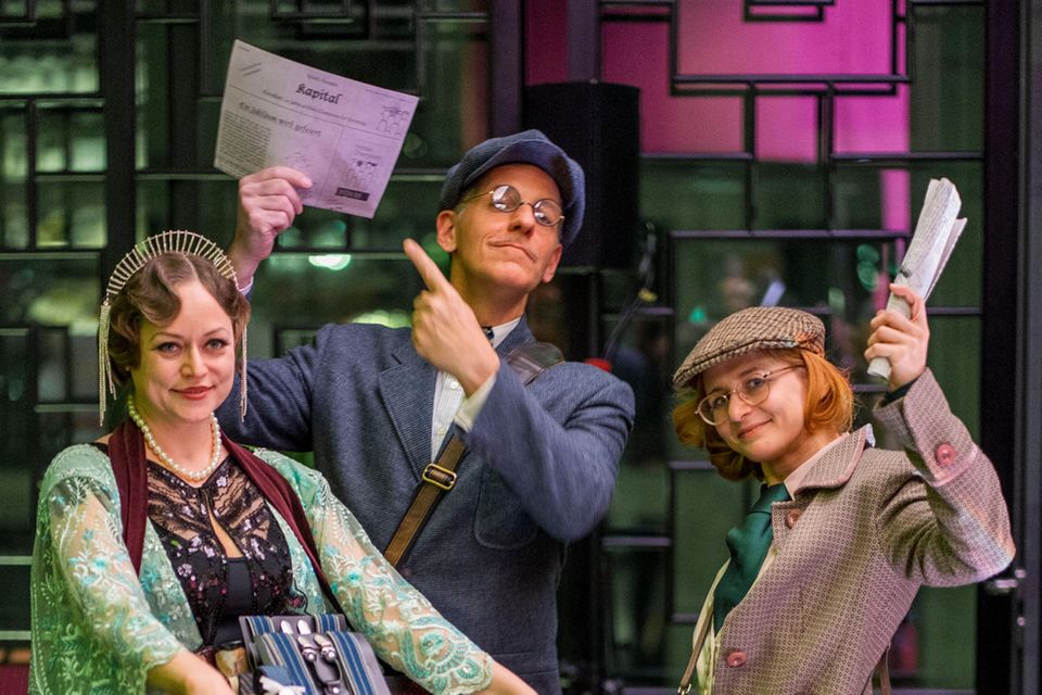 Der Abend stand unter dem Motto „Zeitreise“ – für Unterhaltung sorgten Berliner Zeitungsjungen und -mädchen und ein Bauchladenfräulein von Bohème Sauvage.