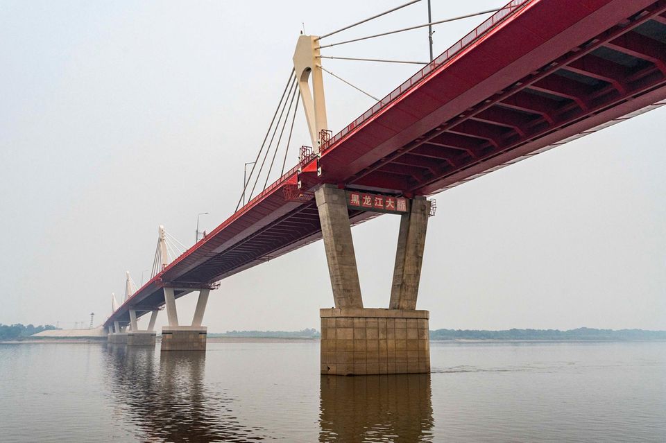 Brücke zwischen dem chinesischen Heihe und der russischen Stadt Blagoweschtschensk über den Grenzfluss Amur