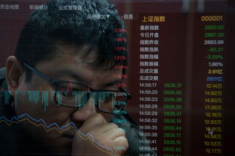 Ein chinesischer Anleger schaut auf einen Monitor mit Aktienkursen von der Börse Schanghai