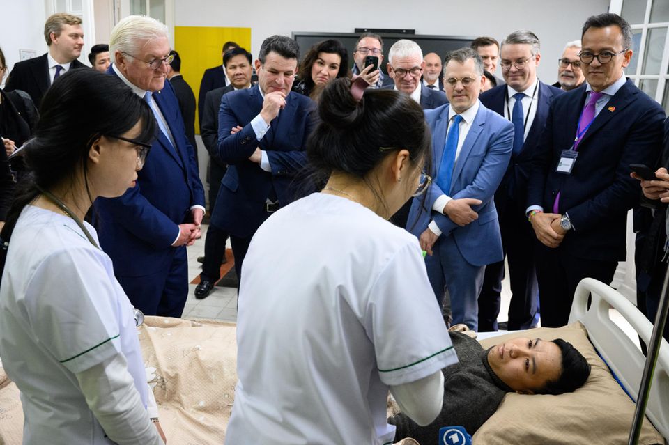Zwei Vietnamesinnen lernen deutsche Fachbegriffe für die Medizin