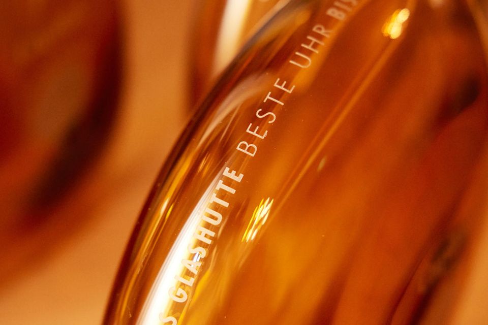Nahaufnahme: Die kunstvollen Trophäen in „C“-Form wurden von der Glasmanufaktur Zwiesel designt und handgefertigt