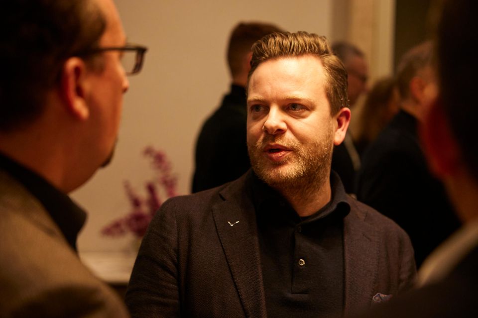 Die Uhrenwelt ordnen: Ulrich Krämer (Breguet) tauschte sich beim Empfang mit Swatch-Group-Kollege Jens Rempp (Omega; l.) aus