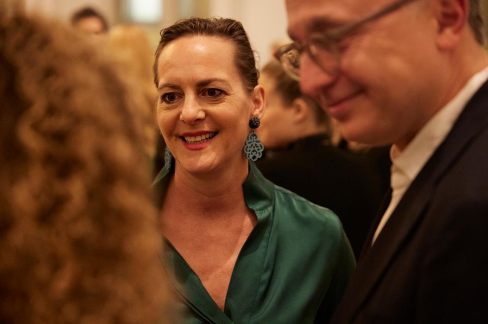 Smalltalk beim Champagner-Empfang: Stephanie Krieger (Ulysse Nardin) mit Chefredakteur Timo Pache (r., Capital) und Carola Wargel (Ad Alliance, l.)