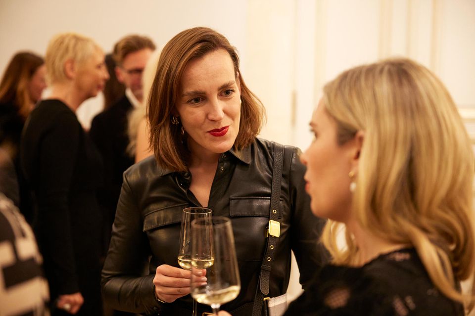 Vernetzt: Mara Dittrich von TAG Heuer (hier im Gespräch mit Olga Volkmann, Ad Alliance) durfte noch den zweiten Preis für die beste Smartwatch entgegennehmen