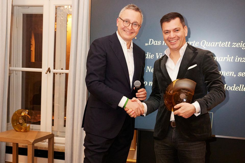 Uhrenerfolg aus Sachsen: Timo Pache (Capital) gratulierte Daniel Hagen (Nomos Glashütte) herzlich zum Gewinn in der Kategorie „Beste Uhr bis 5000 Euro“