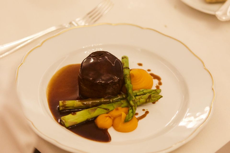Köstlicher Hauptgang: Die Küche des Rosewood Munich servierte den Gästen „Beef Tenderloin, Süßkartoffel-Confit, grünen Spagel und Portwein-Jus“