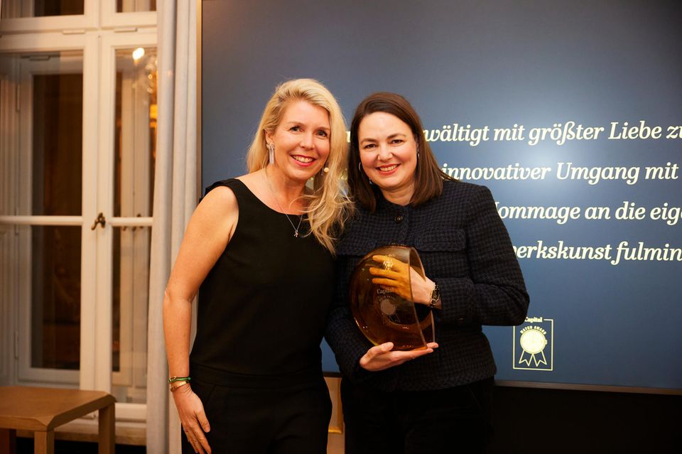 Astrid Bleeker-Hellwig (Ad Alliance, l.) und Sylvie Thost (Chanel), die den Preis für „Beste Uhr Métiers d'Art“ entgegennahm