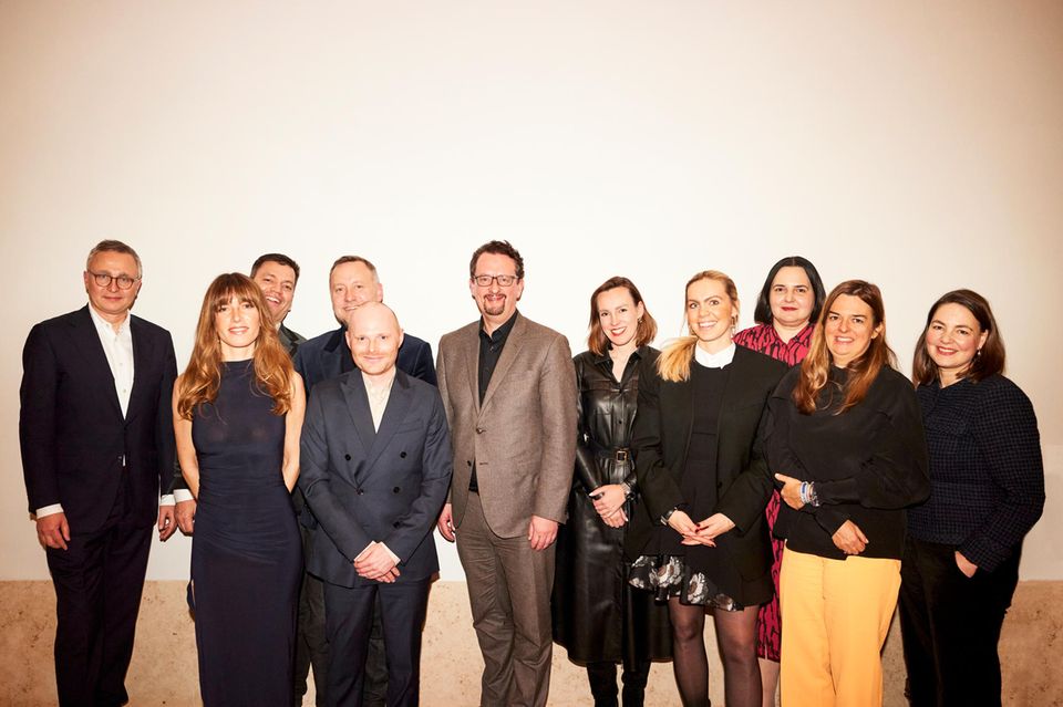 Die Gewinner des Capital Watch Award 2023 mit Capital-Chefredakteur Timo Pache (ganz links): Stefanie Hansen (Panerai), Daniel Hagen (Nomos Glashütte), Benjamin Pfeiffer-Belli (Glashütte Original), Lars Schüller (Vacheron Constantin), Jens Rempp (Omega), Mara Dittrich (TAG Heuer), Valentina Bernardini (Cartier), Mirjana Andjelic (Carl F. Bucherer), Marion Moser (Longines) und Sylvie Thost (Chanel)