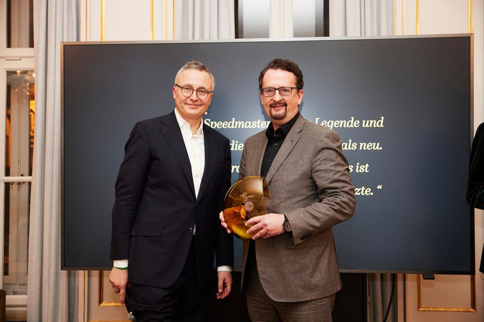 „Beste Uhr Innovation“: Dafür überreichte Capital-Chefredakteur Timo Pache die Award-Trophäe an Jens Rempp von Omega