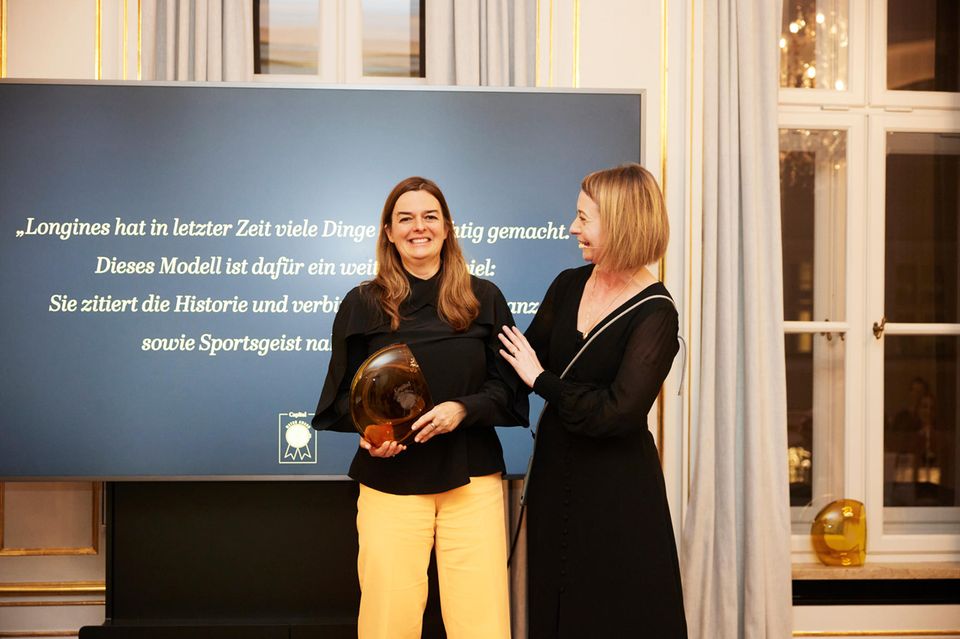 Total überrascht: Marion Moser von Longines (hier neben Jenny von Zepelin, Capital) hatte keine Ahnung, dass die „HydroConquest GMT“ siegreich sein würde