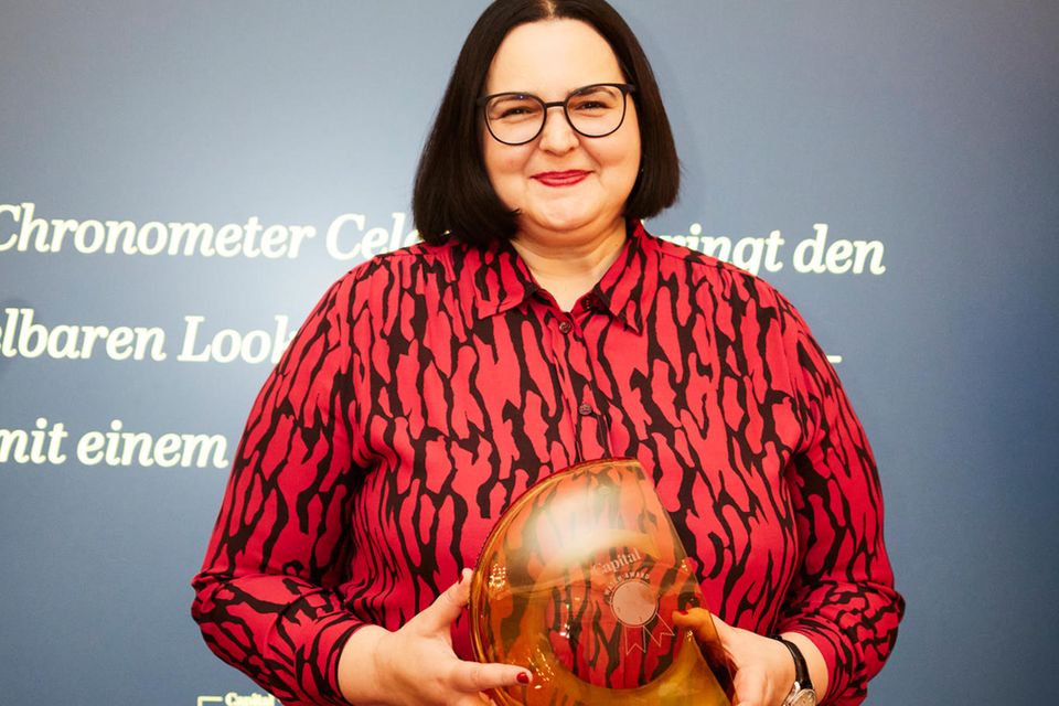 War extra vom Firmensitz in Luzern angereist: Mirjana Andjelic (Carl F. Bucherer) mit der Trophäe für die „Beste Uhr bis 15.000 Euro“