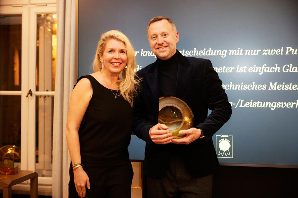 „Beste Uhr bis 50.000 Euro“: Astrid Bleeker-Hellwig (Ad Alliance) und Preisträger Benjamin Pfeiffer-Belli (Glashütte Original) posieren für Fotograf Sebastian Arlt