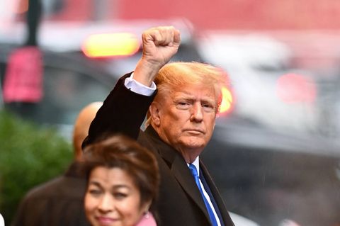 Donald Trump ballt beim Verlassen des Trump Towers in New York die Faust