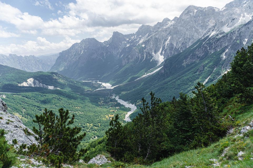 Eigentlich heißen die Alpen in Albanien Prokletije. Durch ihre Beschaffenheit und die Lage in Nordalbanien mit Landzügen in Montenegro und Kosovo werden sie aber gerne mit den Alpen hierzulande verglichen. Noch kann man die Gebirgszüge in dem touristisch wenig abgedeckten Land in Ruhe erkunden. 