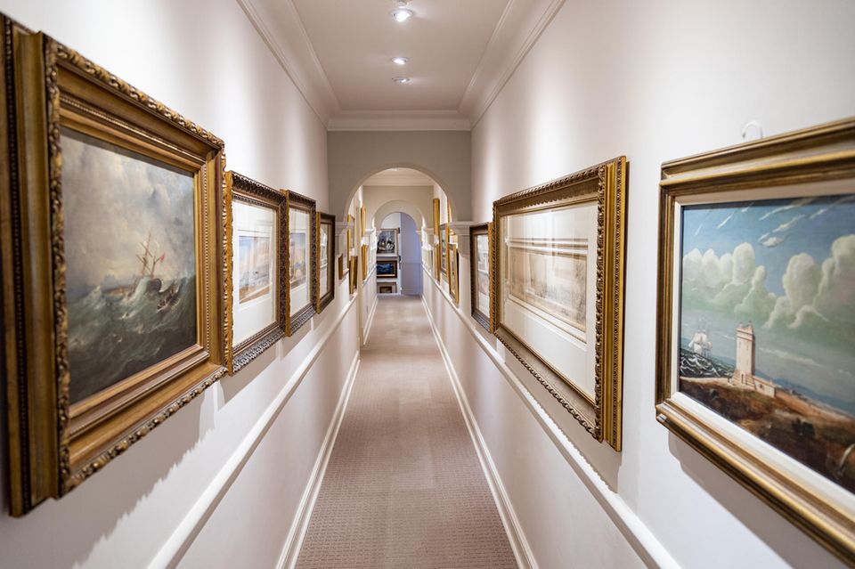 Das Hotel ist bekannt für seine herausragende Kunstsammlung, selbst in den Fluren sind die Wände dicht behängt
