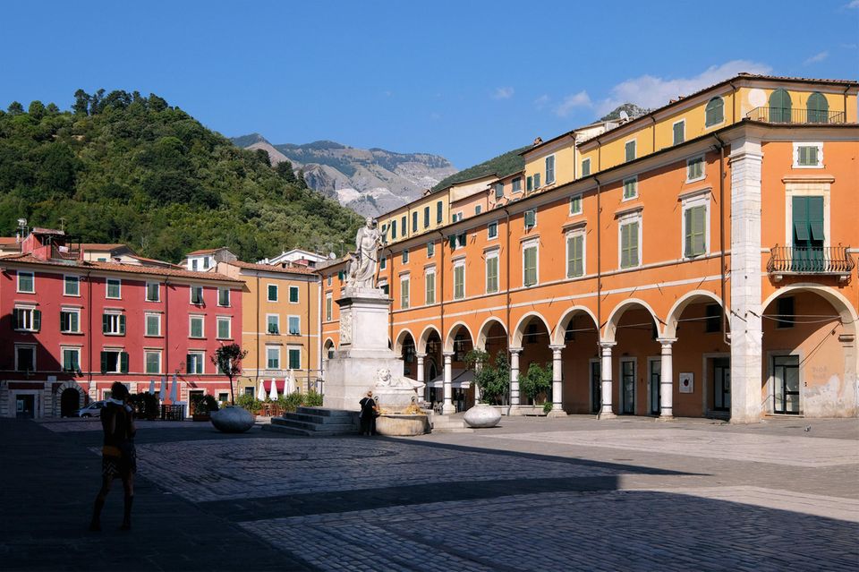 Kunstinteressierte schickt die New York Times in diesem Jahr nach Massa-Carrara in Italien. Der Grund ist ein ganz einfacher: Einige Werke der weltberühmten Galerien der Uffizien in Florenz werden in weniger bekannte Orte verlagert, um den Andrang zu reduzieren. In diesem Jahr plant die Initiative eine entsprechende Ausstellung in den Museen der Stadt Massa im Palazzo Ducale in der Toskana. Übrigens: Wer schon einmal dort ist, sollte unbedingt einen Abstecher in die Apuanischen Alpen machen. 
