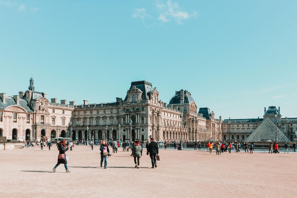 In diesem Jahr finden die Olympischen Spiele in der Stadt der Liebe statt. Das ist aber bei Weitem nicht der einzige Grund für einen Besuch in Paris. Die französische Hauptstadt ist ein geeignetes Reiseziel für Kulinariker, Kunstliebhaber und all jene, die einfach die legere Lebensart der Franzosen einmal hautnah erleben wollen. 