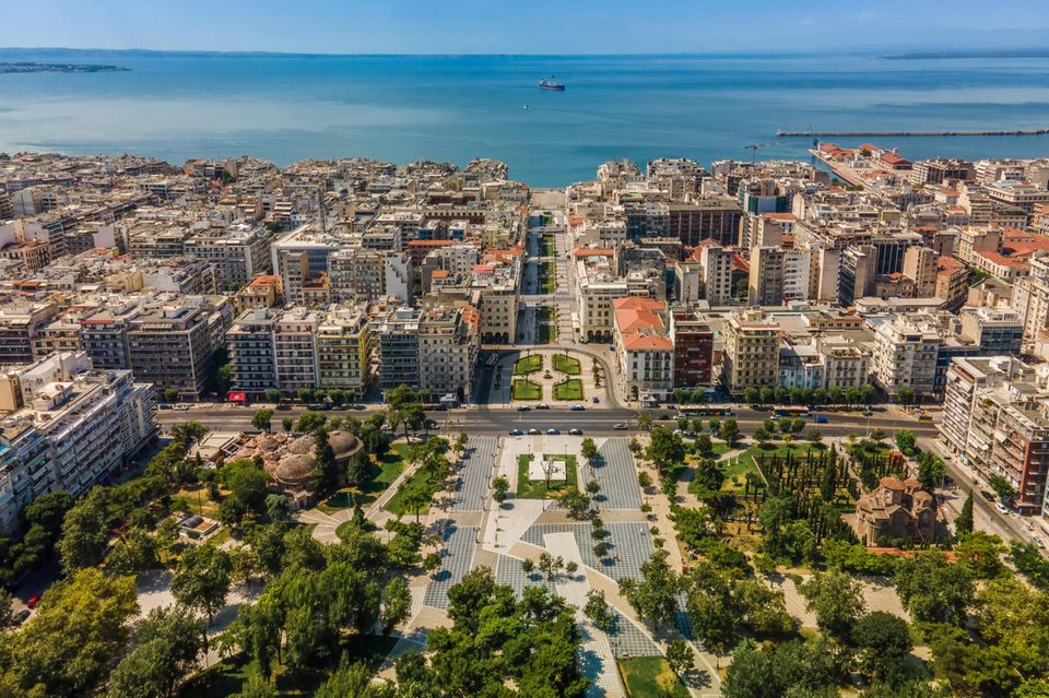 Thessaloniki ist die zweitgrößte Stadt Griechenlands und beherbergt entsprechend viele Bauwerke aus längst vergangenen Tagen. Das wohl bekannteste dieser Gebäude ist der weiße Turm aus den Zeiten der osmanischen Herrschaft im 15. Jahrhundert. Er steht für Freiheit. Deshalb soll er in diesem Jahr auch während der EuroPride vom 21. bis zum 29. Juni auch in Regenbogenfarben leuchten.