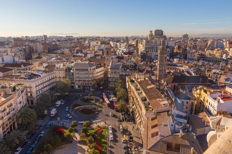 Kultur, Kulinarik und traumhafte Sandstrände – das sind die drei Top-Gründe der New York Times für einen Trip in die spanische Küstenstadt Valencia. Die Europäische Kommission hat Valencia zur „Grünen Hauptstadt 2024“ ernannt. Das bedeutet, die Stadt ist außerdem sehr bemüht, sich für die Umwelt einzusetzen. 